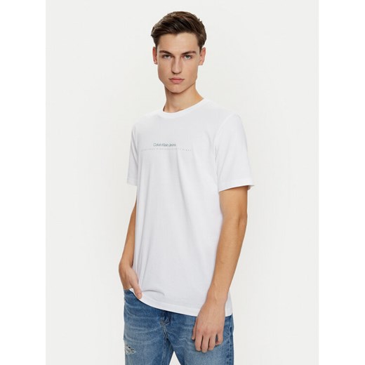 Calvin Klein Jeans T-Shirt Minimal Logo J30J327075 Biały Regular Fit ze sklepu MODIVO w kategorii T-shirty męskie - zdjęcie 182598954