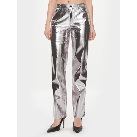 Guess Spodnie z imitacji skóry W4RB33 WFWP0 Srebrny Regular Fit ze sklepu MODIVO w kategorii Spodnie damskie - zdjęcie 182599103