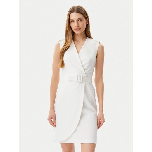 ARTIGLI Sukienka koktajlowa ACAB000846 Écru Slim Fit ze sklepu MODIVO w kategorii Sukienki - zdjęcie 182599632