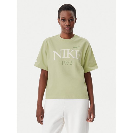 Nike T-Shirt FQ6600 Zielony Loose Fit ze sklepu MODIVO w kategorii Bluzki damskie - zdjęcie 182601411