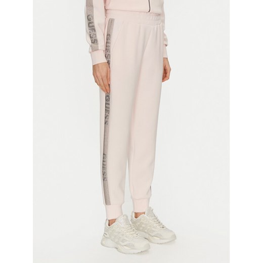 Guess Spodnie dresowe W5RB00 KBYE2 Różowy Regular Fit ze sklepu MODIVO w kategorii Spodnie damskie - zdjęcie 182601433