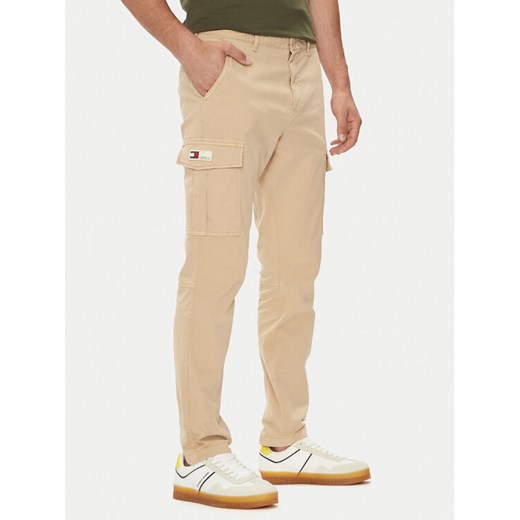 Tommy Jeans Spodnie materiałowe Austin DM0DM19489 Beżowy Regular Fit ze sklepu MODIVO w kategorii Spodnie męskie - zdjęcie 182601462