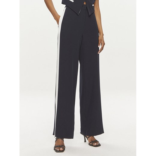 Maryley Spodnie materiałowe 24EB583/04BL Granatowy Relaxed Fit ze sklepu MODIVO w kategorii Spodnie damskie - zdjęcie 182601551