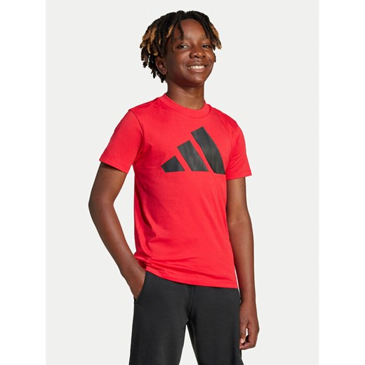 adidas T-Shirt Essentials JC9664 Czerwony Regular Fit ze sklepu MODIVO w kategorii T-shirty chłopięce - zdjęcie 182601700
