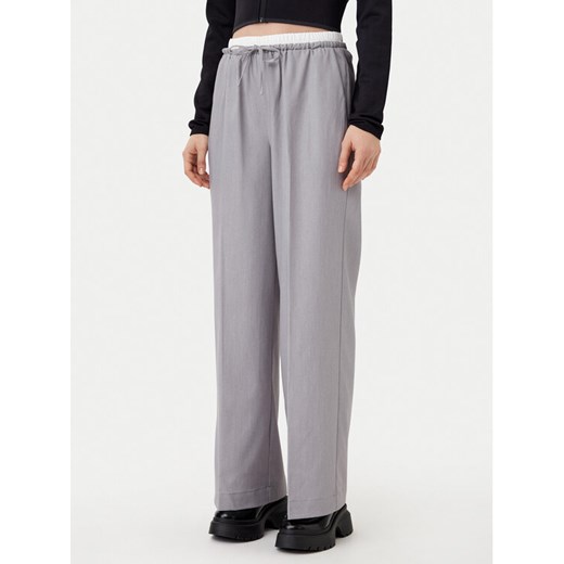 Noisy May Spodnie materiałowe Alva 27033258 Szary Straight Fit ze sklepu MODIVO w kategorii Spodnie damskie - zdjęcie 182601753