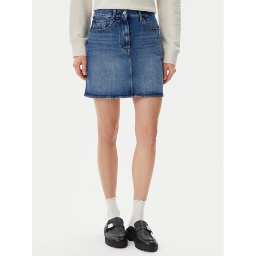 Tommy Jeans Spódnica jeansowa DW0DW20136 Niebieski Mom Fit ze sklepu MODIVO w kategorii Spódnice - zdjęcie 182601852