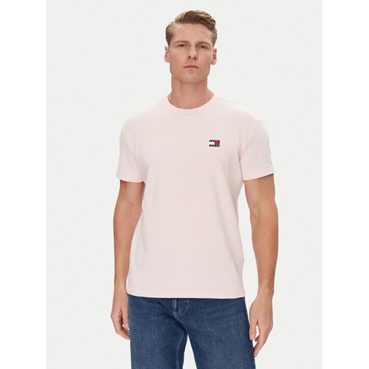 Tommy Jeans T-Shirt Badge DM0DM20322 Różowy Regular Fit ze sklepu MODIVO w kategorii T-shirty męskie - zdjęcie 182602074
