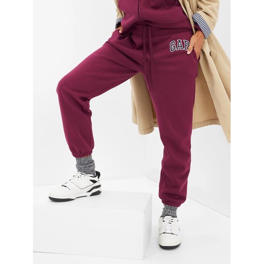 Gap Spodnie dresowe 463492-03 Bordowy Regular Fit ze sklepu MODIVO w kategorii Spodnie damskie - zdjęcie 182602451