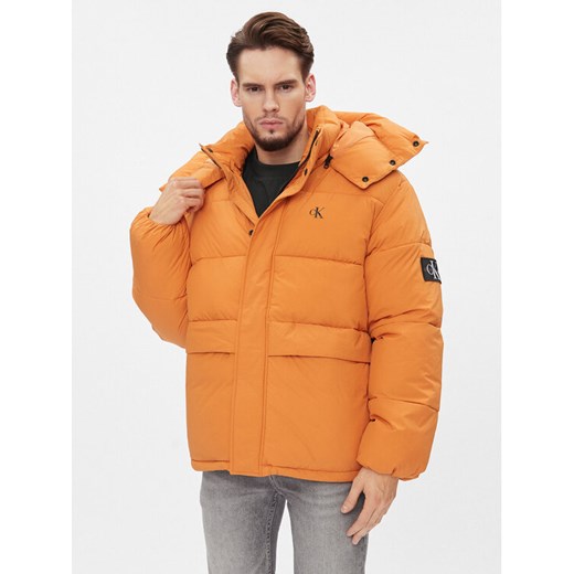 Calvin Klein Jeans Kurtka zimowa J30J323709 Pomarańczowy Relaxed Fit ze sklepu MODIVO w kategorii Kurtki męskie - zdjęcie 182602734