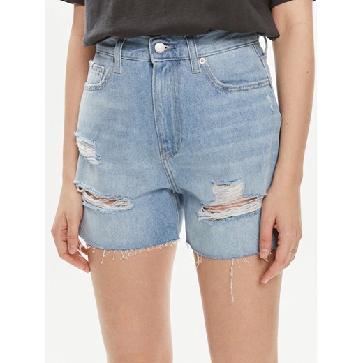 Calvin Klein Jeans Szorty jeansowe J20J222803 Niebieski Mom Fit ze sklepu MODIVO w kategorii Szorty - zdjęcie 182602802
