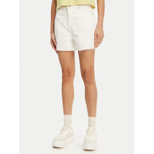 Calvin Klein Jeans Szorty jeansowe J20J225153 Biały Mom Fit ze sklepu MODIVO w kategorii Szorty - zdjęcie 182602921