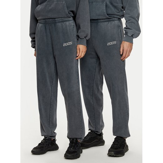 2005 Spodnie dresowe Unisex Pure Szary Relaxed Fit ze sklepu MODIVO w kategorii Spodnie męskie - zdjęcie 182603283