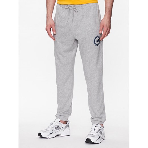New Balance Spodnie dresowe MP31902 Szary Regular Fit ze sklepu MODIVO w kategorii Spodnie męskie - zdjęcie 182603542