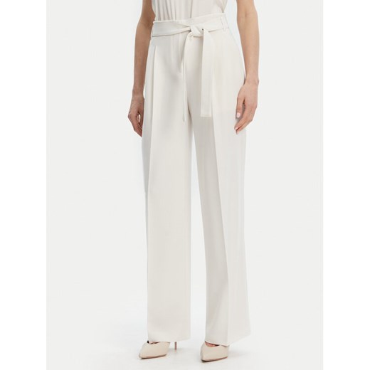 BOSS Spodnie materiałowe Tapiana 50479405 Écru Relaxed Fit ze sklepu MODIVO w kategorii Spodnie damskie - zdjęcie 182604244
