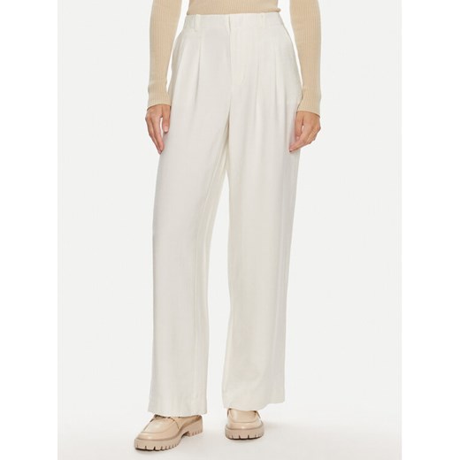 Calvin Klein Jeans Spodnie materiałowe J20J223917 Écru Relaxed Fit ze sklepu MODIVO w kategorii Spodnie damskie - zdjęcie 182605343