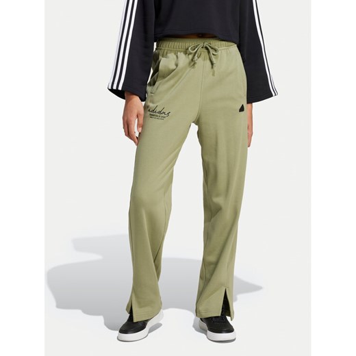 adidas Spodnie dresowe Signature Graphic JI6524 Zielony Loose Fit ze sklepu MODIVO w kategorii Spodnie damskie - zdjęcie 182605553