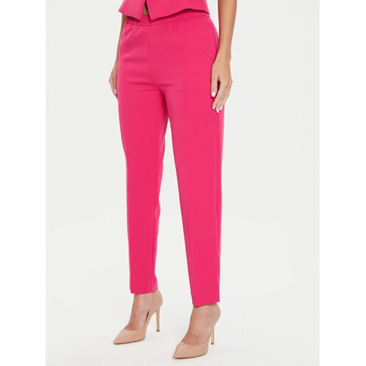 Guess Spodnie materiałowe W4YB52 WFWX2 Różowy Regular Fit ze sklepu MODIVO w kategorii Spodnie damskie - zdjęcie 182605631