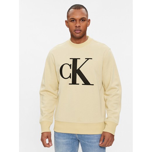 Calvin Klein Jeans Bluza Monologo J30J325028 Beżowy Regular Fit ze sklepu MODIVO w kategorii Bluzy męskie - zdjęcie 182605864