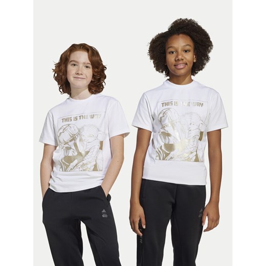 adidas T-Shirt Star Wars The Mandalorian™ JF3637 Biały Regular Fit ze sklepu MODIVO w kategorii T-shirty chłopięce - zdjęcie 182606012