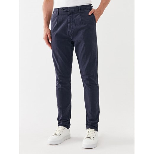 Guess Chinosy M3YB27 WFIO3 Granatowy Slim Fit ze sklepu MODIVO w kategorii Spodnie męskie - zdjęcie 182606403