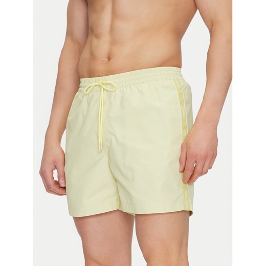 Calvin Klein Swimwear Szorty kąpielowe KM0KM01109 Żółty Regular Fit ze sklepu MODIVO w kategorii Kąpielówki - zdjęcie 182607344