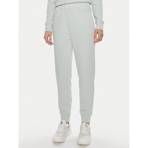 Calvin Klein Spodnie dresowe Micro Logo K20K206632 Zielony Regular Fit ze sklepu MODIVO w kategorii Spodnie damskie - zdjęcie 182609101