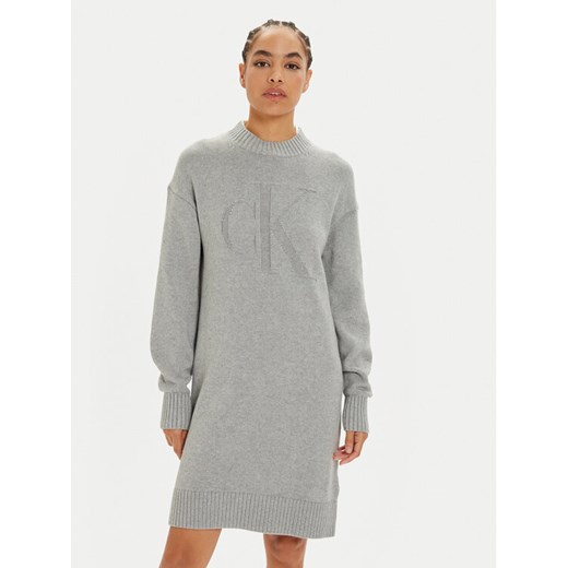 Calvin Klein Jeans Sukienka dzianinowa Intrasia J20J224923 Szary Relaxed Fit ze sklepu MODIVO w kategorii Sukienki - zdjęcie 182609273