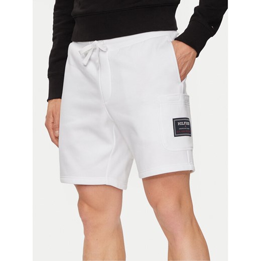 Tommy Hilfiger Szorty sportowe Flag Logo Badge MW0MW36145 Biały Regular Fit ze sklepu MODIVO w kategorii Spodenki męskie - zdjęcie 182609693