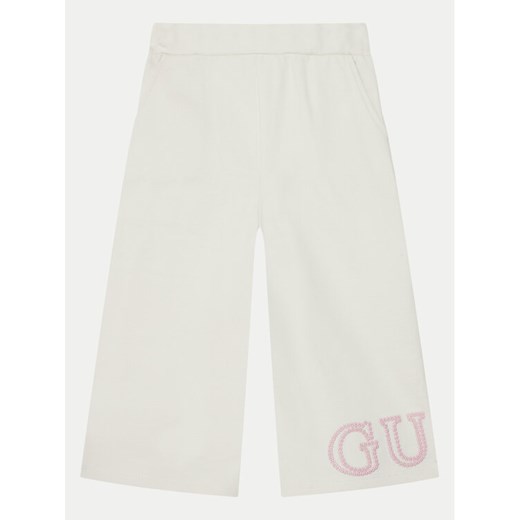 Guess Spodnie dresowe K5RQ11 KA6R4 Écru Regular Fit ze sklepu MODIVO w kategorii Spodnie dziewczęce - zdjęcie 182609751