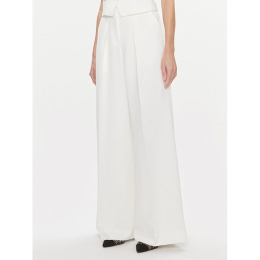 KARL LAGERFELD Spodnie palazzo 240W1006 Biały Relaxed Fit ze sklepu MODIVO w kategorii Spodnie damskie - zdjęcie 182610063
