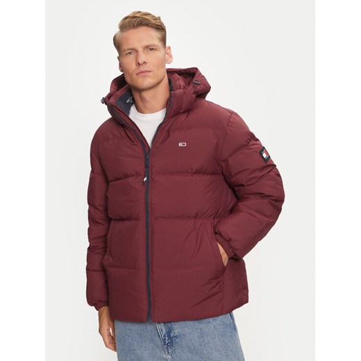 Tommy Jeans Kurtka puchowa Essential DM0DM19786 Czerwony Regular Fit ze sklepu MODIVO w kategorii Kurtki męskie - zdjęcie 182610073