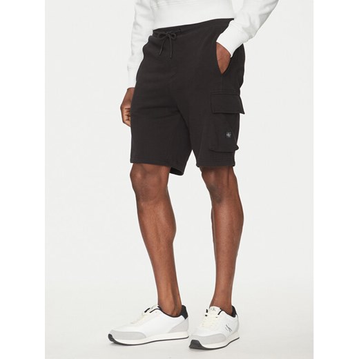 Calvin Klein Jeans Szorty sportowe J30J327284 Czarny Regular Fit ze sklepu MODIVO w kategorii Spodenki męskie - zdjęcie 182610832