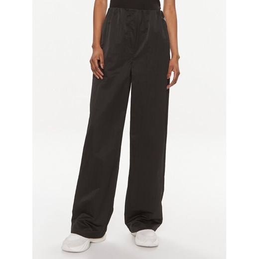 Calvin Klein Jeans Spodnie materiałowe Soft Crinkle J20J223122 Czarny Relaxed Fit ze sklepu MODIVO w kategorii Spodnie damskie - zdjęcie 182612151