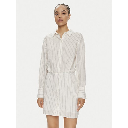 Gina Tricot Sukienka koszulowa 22008 Biały Regular Fit ze sklepu MODIVO w kategorii Sukienki - zdjęcie 182612583