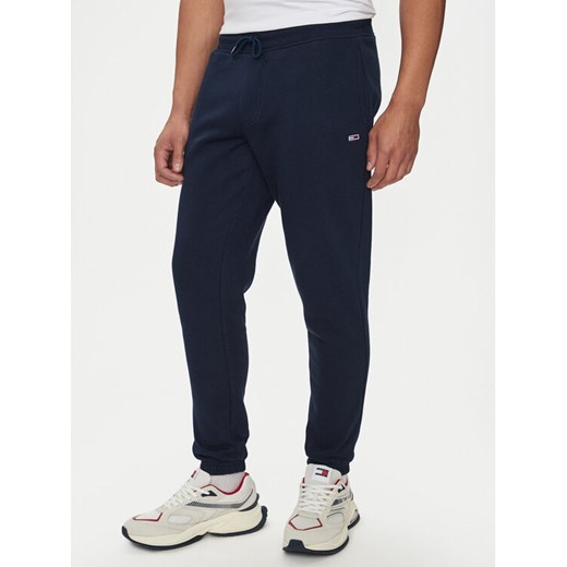 Tommy Jeans Spodnie dresowe Flag DM0DM20473 Granatowy Slim Fit ze sklepu MODIVO w kategorii Spodnie męskie - zdjęcie 182612614