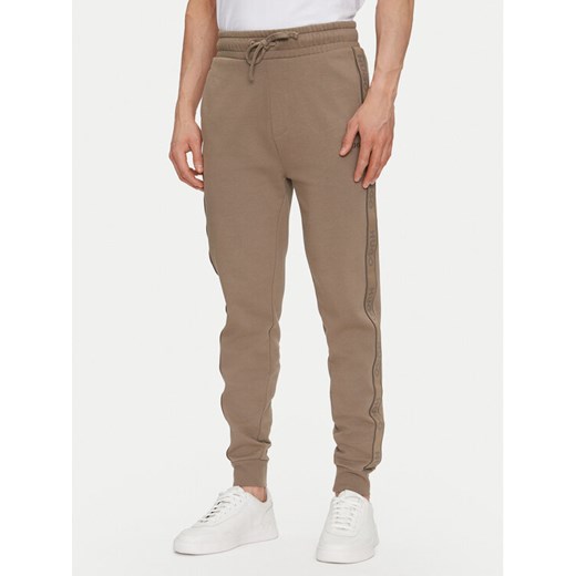HUGO Spodnie dresowe Liam 50540918 Beżowy Regular Fit ze sklepu MODIVO w kategorii Spodnie męskie - zdjęcie 182612841