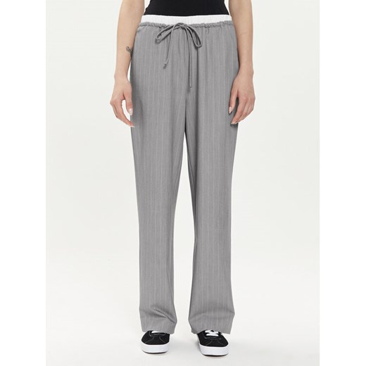 ONLY Spodnie materiałowe Tille 15339242 Szary Straight Fit ze sklepu MODIVO w kategorii Spodnie damskie - zdjęcie 182613504