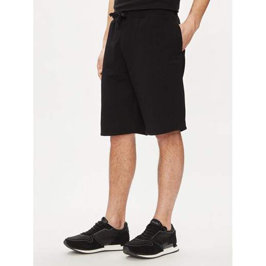 Guess Szorty materiałowe Clovis M4GD10 KBK32 Czarny Loose Fit ze sklepu MODIVO w kategorii Spodenki męskie - zdjęcie 182613630