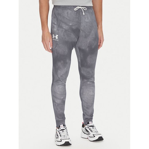 Under Armour Spodnie dresowe Rival Terry Printed 1390143 Szary Regular Fit ze sklepu MODIVO w kategorii Spodnie męskie - zdjęcie 182613804
