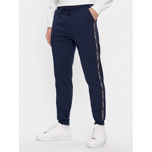 Tommy Hilfiger Spodnie dresowe Trucker UM0UM00706 Granatowy Regular Fit ze sklepu MODIVO w kategorii Spodnie męskie - zdjęcie 182613942