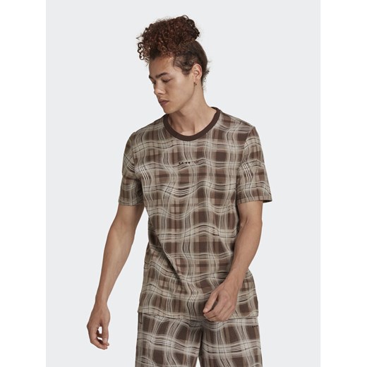 adidas T-Shirt Reveal Allover Print HK2744 Brązowy Regular Fit ze sklepu MODIVO w kategorii T-shirty męskie - zdjęcie 182614082
