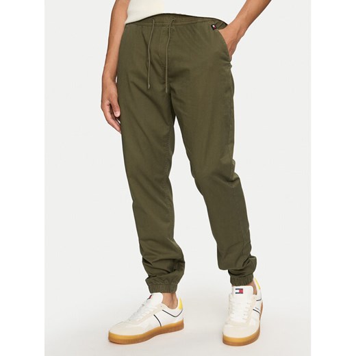 Tommy Jeans Joggery Austin DM0DM19487 Zielony Slim Fit ze sklepu MODIVO w kategorii Spodnie męskie - zdjęcie 182614163