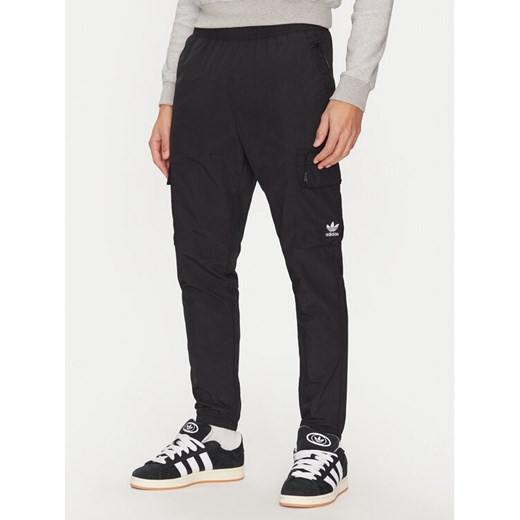 adidas Spodnie dresowe Trefoil Essentials Woven Cargo JD2453 Czarny Regular Fit ze sklepu MODIVO w kategorii Spodnie męskie - zdjęcie 182614254