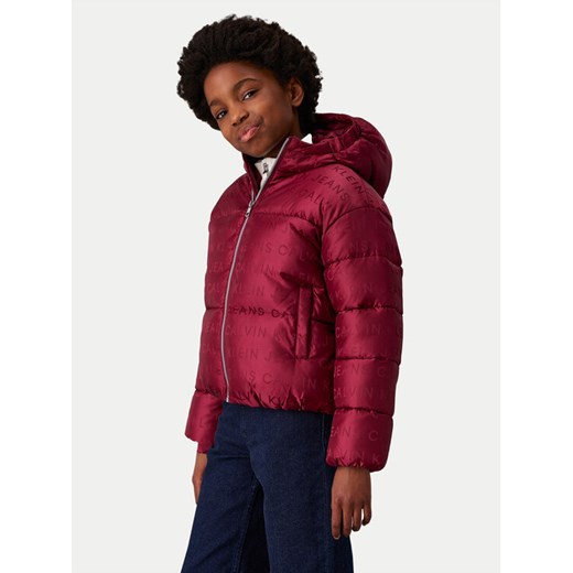 Calvin Klein Jeans Kurtka zimowa Logo Aop IG0IG02730 Bordowy Regular Fit ze sklepu MODIVO w kategorii Kurtki dziewczęce - zdjęcie 182614730