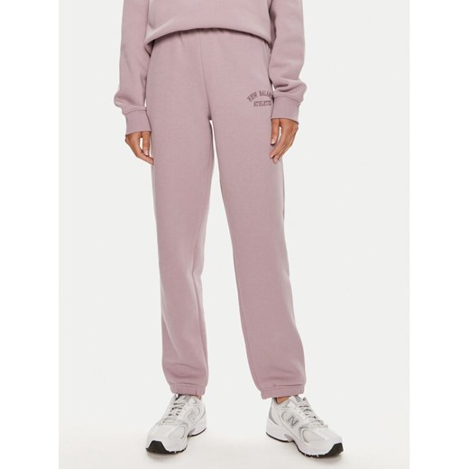 New Balance Spodnie dresowe Graphic WP43500 Fioletowy Relaxed Fit ze sklepu MODIVO w kategorii Spodnie damskie - zdjęcie 182615094