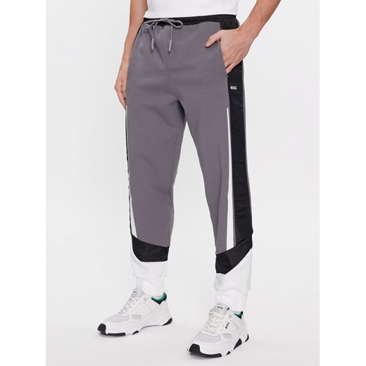 Boss Spodnie dresowe Hadikon 50504888 Szary Relaxed Fit ze sklepu MODIVO w kategorii Spodnie męskie - zdjęcie 182615312