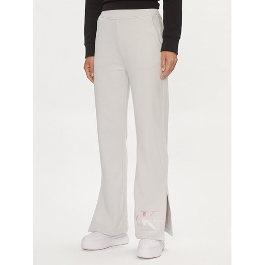 Calvin Klein Jeans Spodnie dresowe Diffused Monologo J20J223422 Szary Regular Fit ze sklepu MODIVO w kategorii Spodnie damskie - zdjęcie 182615401