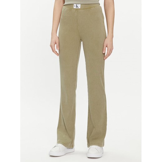 Calvin Klein Jeans Spodnie dresowe J20J223126 Zielony Regular Fit ze sklepu MODIVO w kategorii Spodnie damskie - zdjęcie 182615974