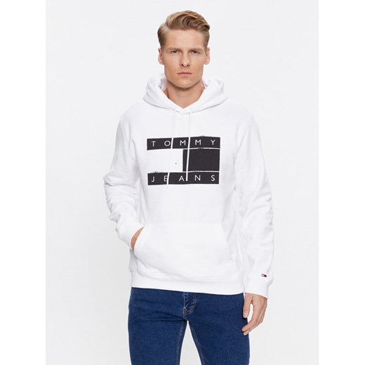 Tommy Jeans Bluza Flag Spray DM0DM17911 Biały Regular Fit ze sklepu MODIVO w kategorii Bluzy męskie - zdjęcie 182616090