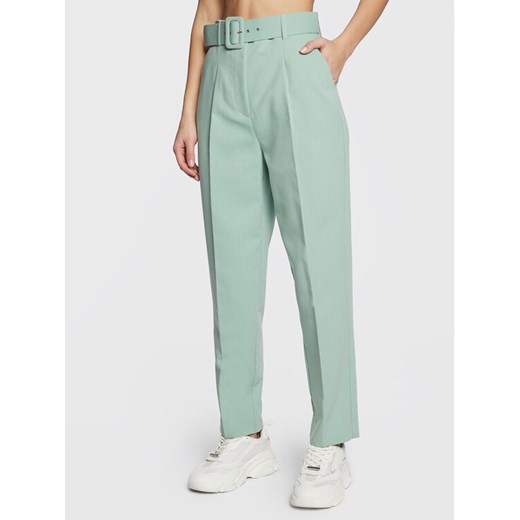 NAF NAF Spodnie materiałowe Egisele THNP36 Zielony Slim Fit ze sklepu MODIVO w kategorii Spodnie damskie - zdjęcie 182617012